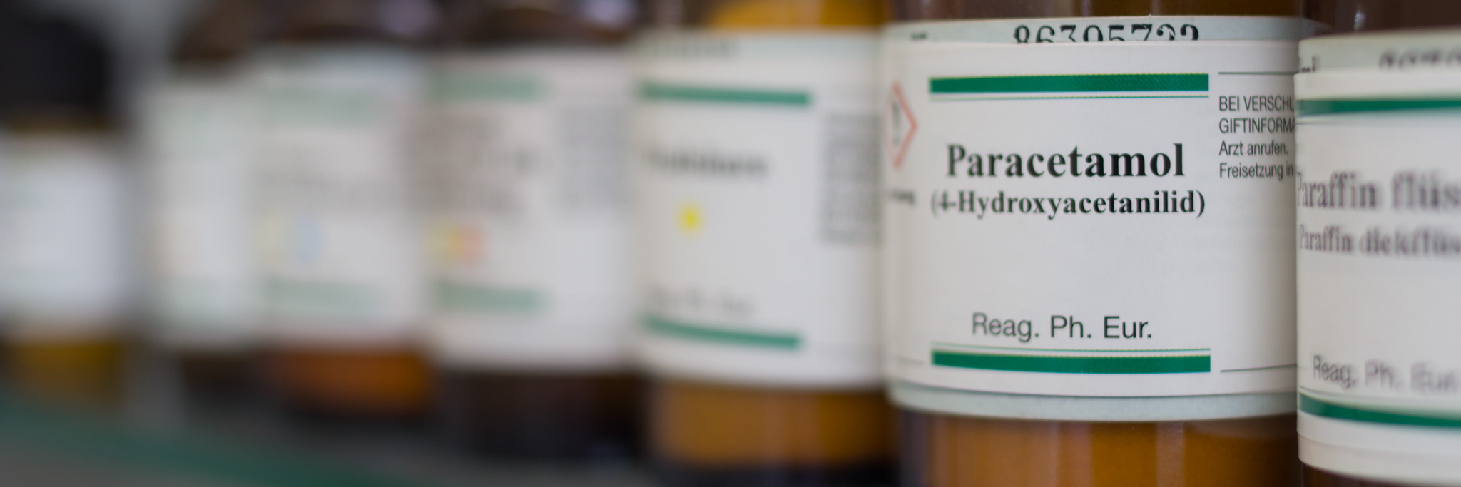 Eine Reihe von Medikamenten in einem Regal, auf einem Etikett ist "Paracetamol" zu lesen.