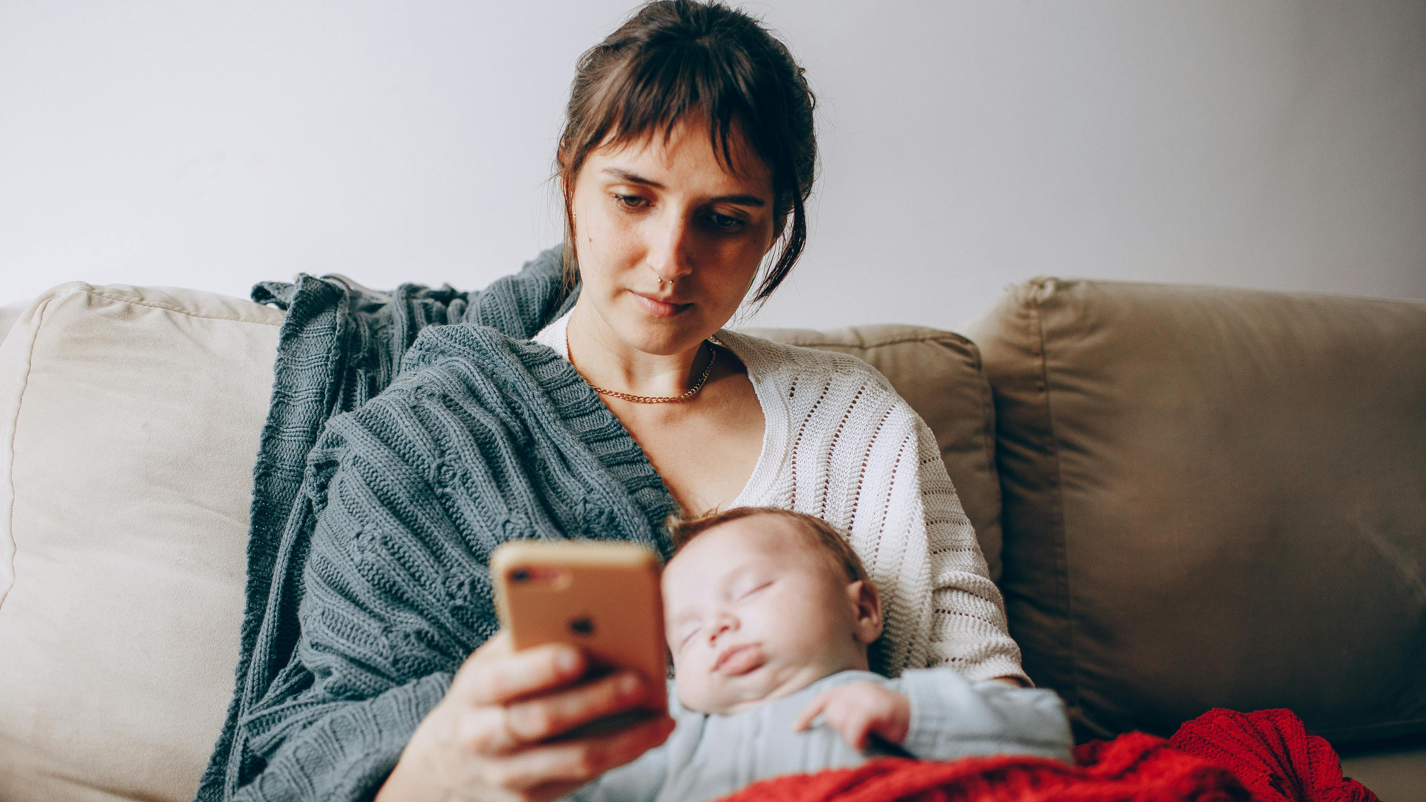 Foto unseres freundlichen Lieferanten vor der Türe der Apotheke mit zwei gelben Kisten in der Hand.