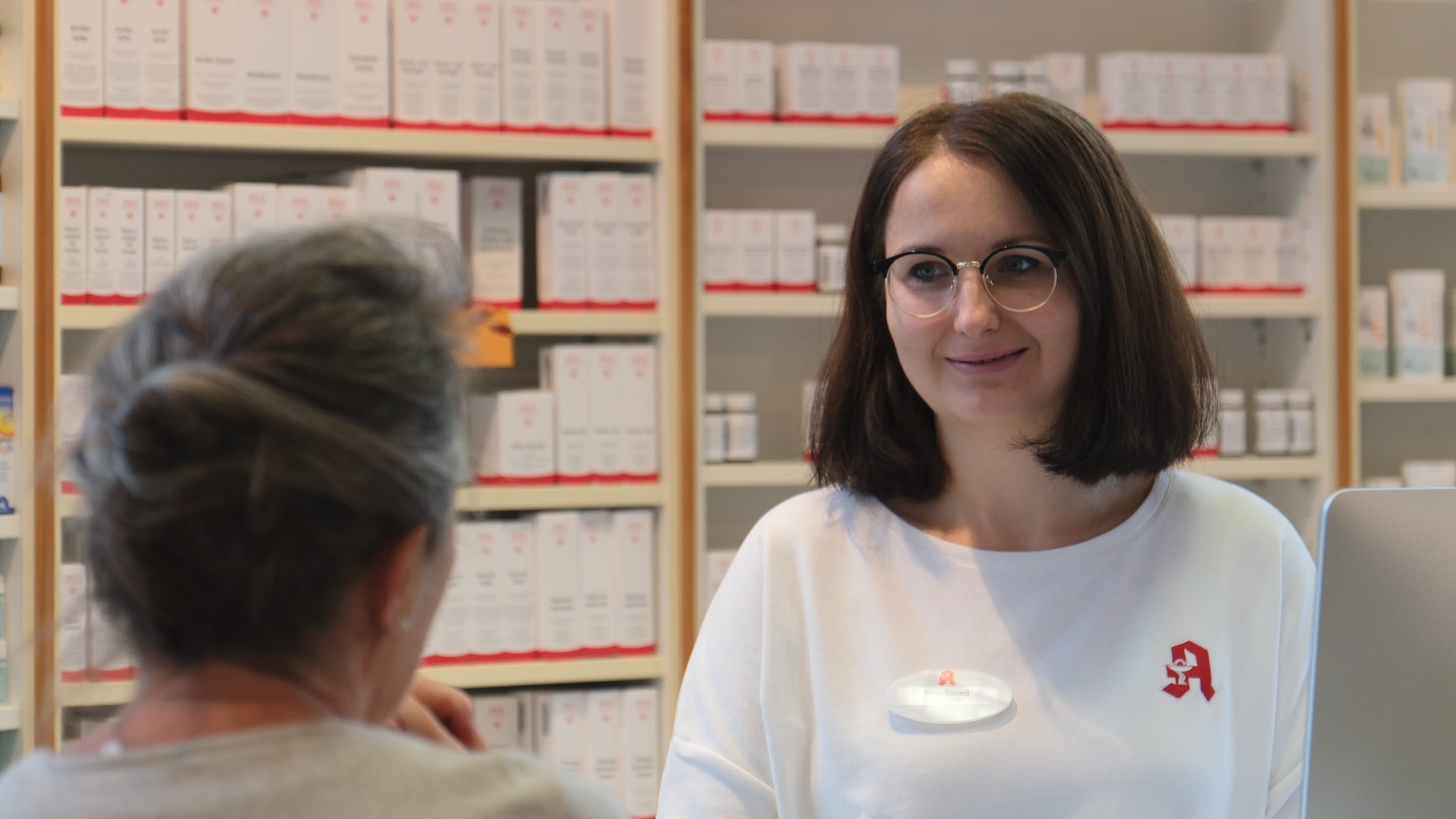 Apothekerin Barbara Massag im Kundengespräch.
